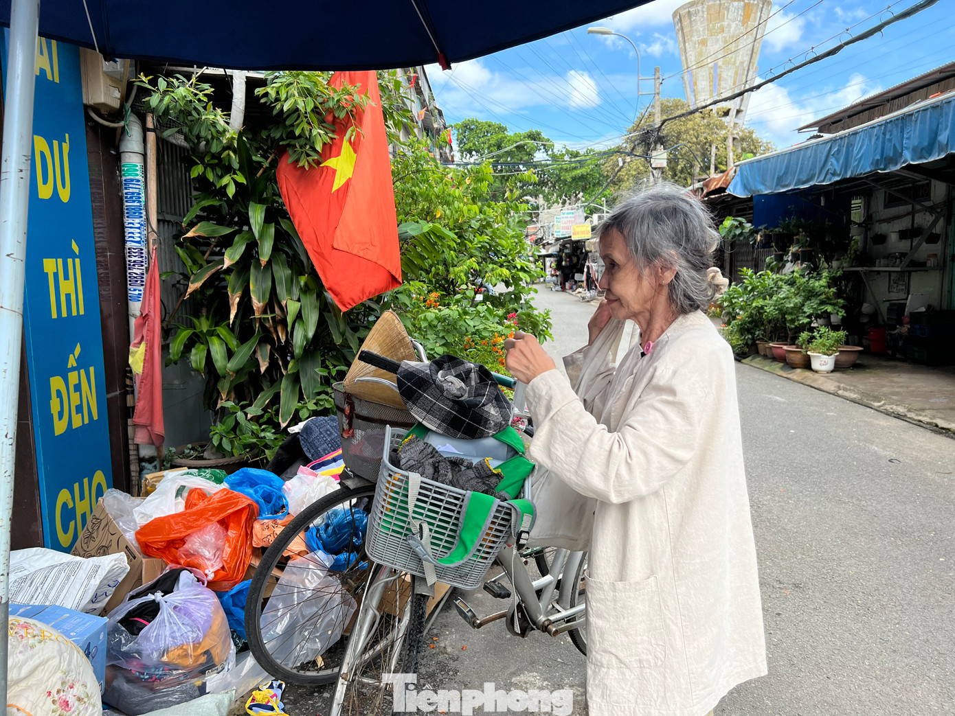 Cửa hàng "ai cần đến nhận, ai dư đến cho" đã duy trì gần một năm qua, là nơi đến quen thuộc của những người có hoàn cảnh khó khăn.