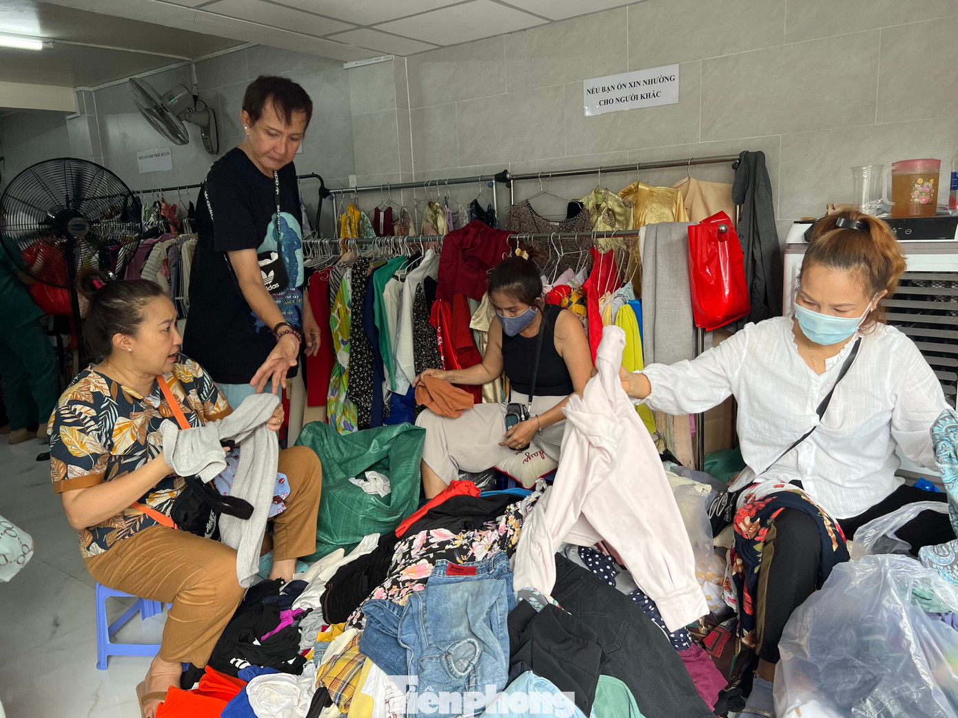 Đều đặn các ngày thứ hai - năm - bảy hàng tuần, cửa hàng 0 đồng tại Lô 9 cư xá Thanh Đa (quận Bình Thạnh, TPHCM) lại mở cửa đón người dân đến tìm những thứ mình cần. Bà Bùi Thị Thu Uyên, chủ cửa hàng 0 đồng cho biết, mục đích muốn chia sẻ với những người có hoàn cảnh khó khăn.