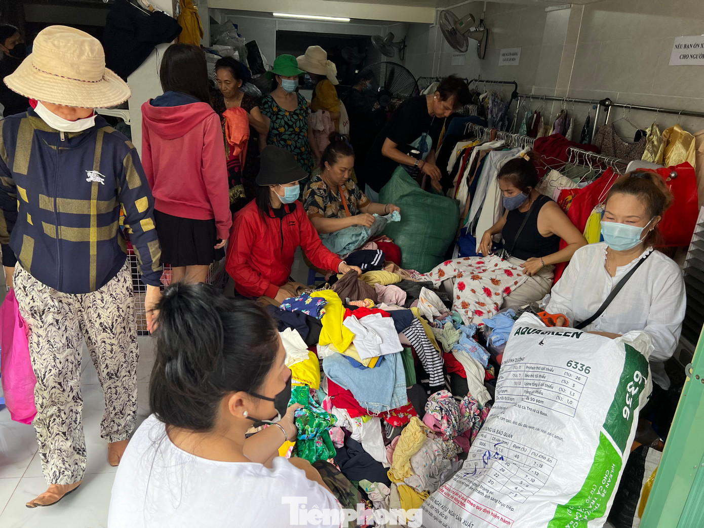 Cửa hàng 0 đồng dành cho người cần luôn tấp nập, nhộn nhịp