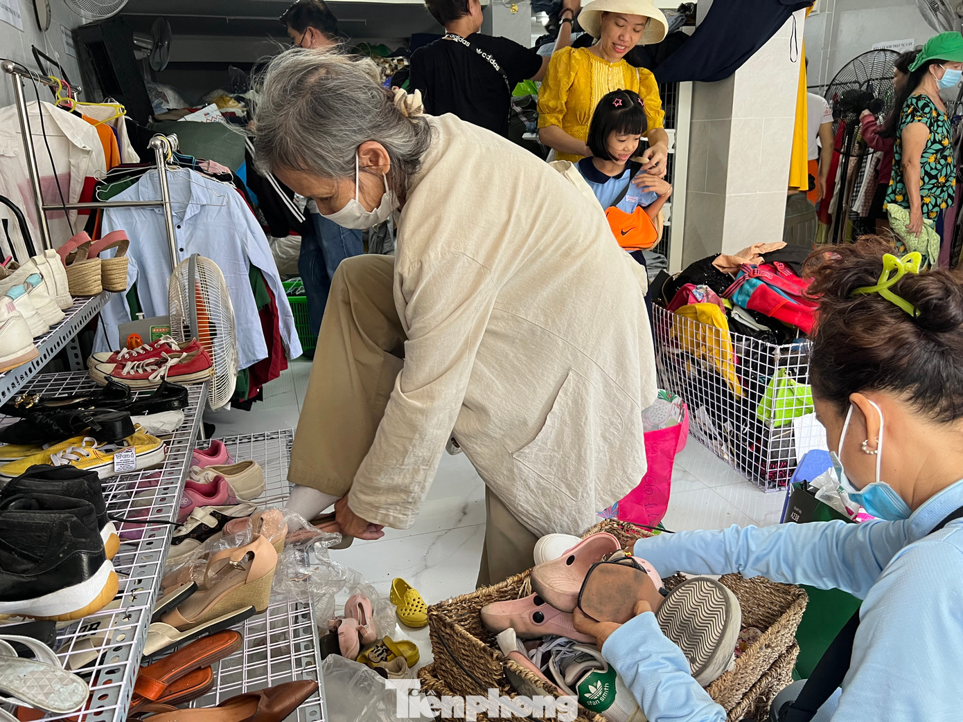 "Một đôi giày, đôi chiếc áo ấm và tấm lòng của những người ở cửa hàng 0 đồng đã giúp tôi cảm thấy ấm lòng, có động lực trong cuộc mưu sinh" - bà Trang (lao động tự do) thổ lộ.