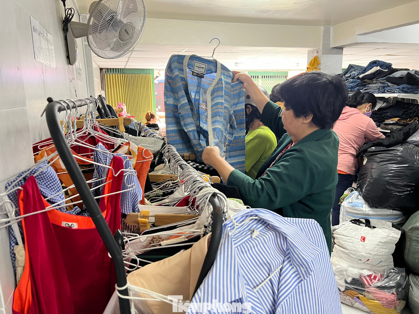 Cửa hàng có đủ mọi mặt hàng từ quần áo, giày dép, túi xách, mũ nón... đến sách vở, đồ dùng học tập và cả đồ chơi cho trẻ em. Quần áo nhận về sẽ được cửa hàng phân loại rồi vệ sinh sạch sẽ trước khi cho lên sào. Quần áo dài, áo ấm được đóng gói cẩn thận để mang đi tặng cho bà con vùng cao và các tỉnh.