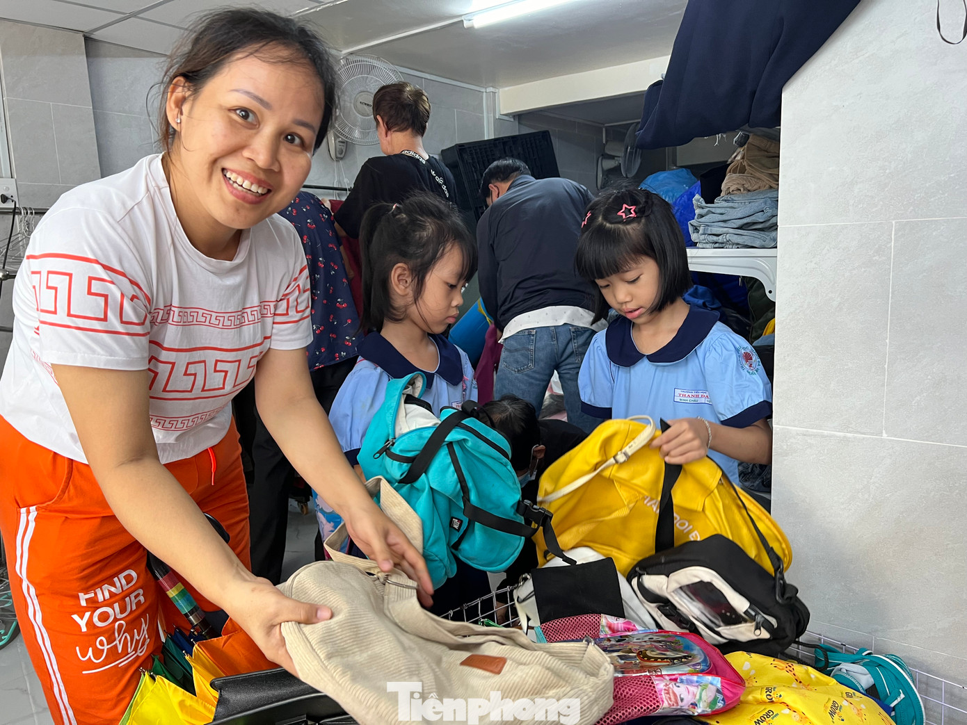 Chị Nga (ngụ quận Bình Thạnh) đưa con gái đến với cửa hàng 0 đồng. Chị cho biết, cả hai mẹ con đều rất vui mừng khi được tìm được món đồ cần thiết. "Kinh tế khó khăn nên những mô hình 0 đồng thế này rất thiết thực, giúp đỡ chúng tôi vươn lên trong cuộc sống" - chị Nga tâm sự.