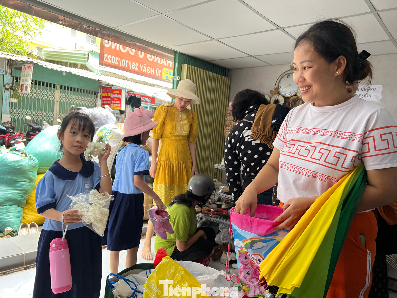 Bên cạnh người lao động, cửa hàng còn đón cả dân văn phòng, học sinh, sinh viên... Bất cứ ai cần đến có thể đến và được đón tiếp như nhau. Những ngày đầu, quần áo được bà Uyên huy động từ chính người thân trong gia đình và bạn bè. Sau được nhiều người từ khắp nơi mang đến ủng hộ.