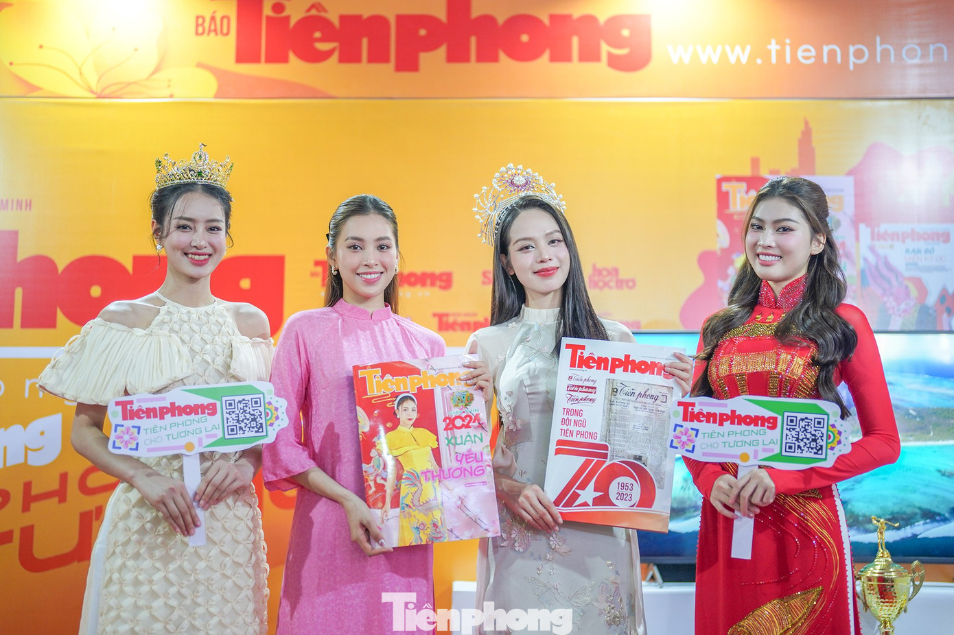 Á hậu 1 Miss Grand Vietnam 2023 Bùi Khánh Linh, Hoa hậu Việt Nam 2018 Trần Tiểu Vy, Hoa hậu Việt Nam 2022 Huỳnh Thị Thanh Thủy, Á hậu 2 Hoa hậu Việt Nam 2020 Nguyễn Lê Ngọc Thảo (từ trái qua phải) khoe dáng tại gian hàng báo Tiền Phong.