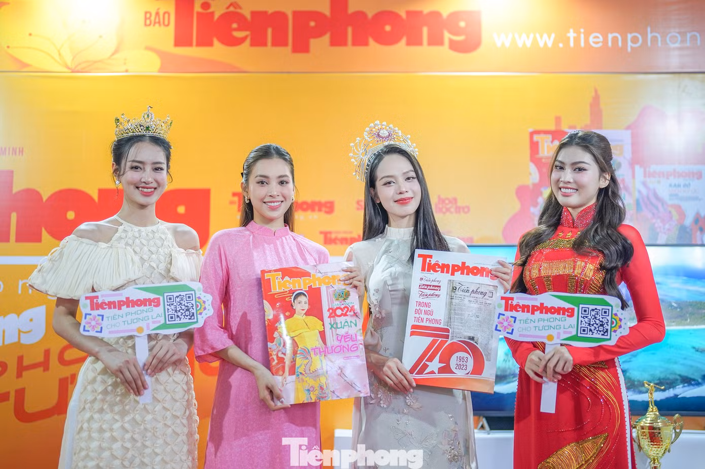 Á hậu 1 Miss Grand Vietnam 2023 Bùi Khánh Linh, Hoa hậu Việt Nam 2018 Trần Tiểu Vy, Hoa hậu Việt Nam 2022 Huỳnh Thị Thanh Thủy, Á hậu 2 Hoa hậu Việt Nam 2020 Nguyễn Lê Ngọc Thảo (từ trái qua phải) khoe dáng tại gian hàng báo Tiền Phong.