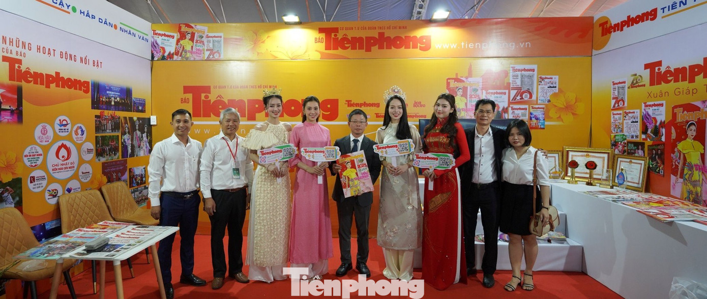 Dàn người đẹp chụp ảnh kỷ niệm tại gian hàng báo Tiền Phong.