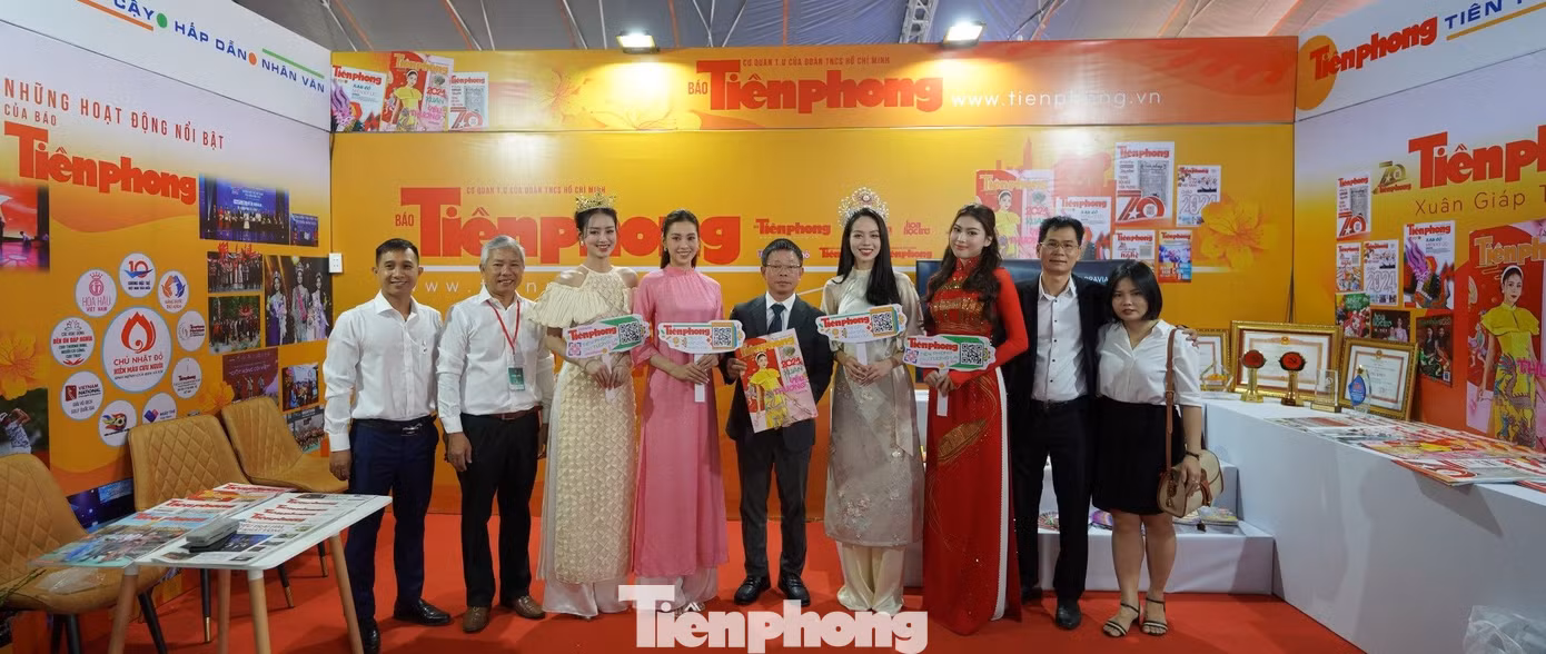 Dàn người đẹp chụp ảnh kỷ niệm tại gian hàng báo Tiền Phong.