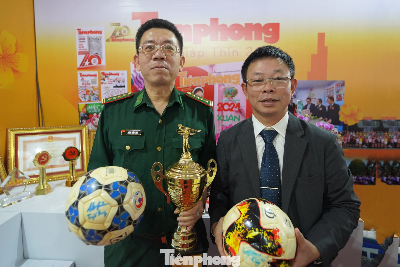 Phó Tổng biên tập báo Tiền Phong - nhà báo Phùng Công Sưởng (bìa phải) chụp ảnh với khách tham quan tại gian hàng.