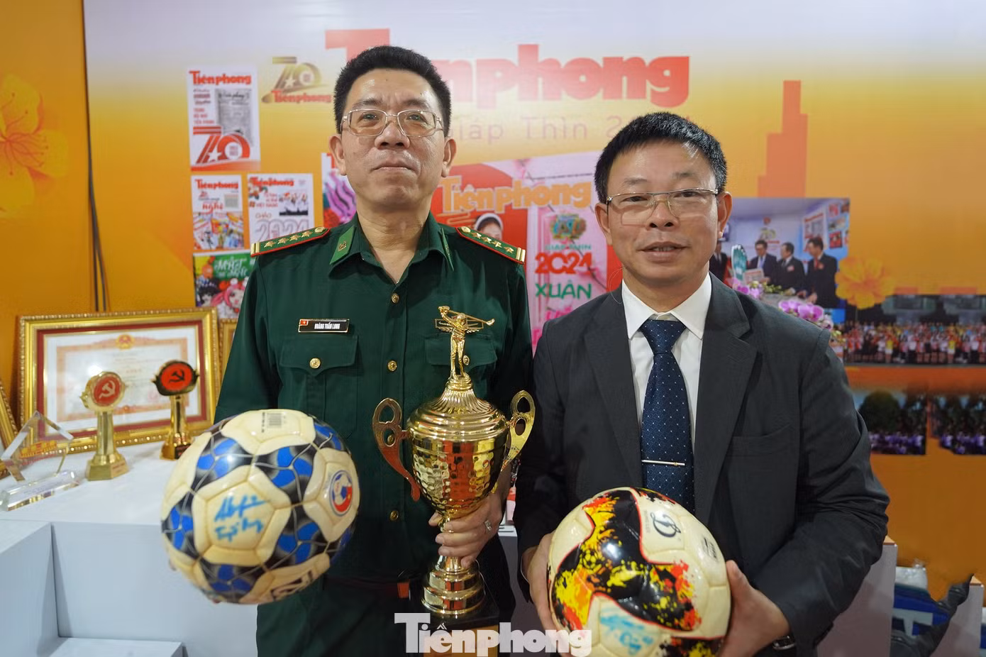 Phó Tổng biên tập báo Tiền Phong - nhà báo Phùng Công Sưởng (bìa phải) chụp ảnh với khách tham quan tại gian hàng.