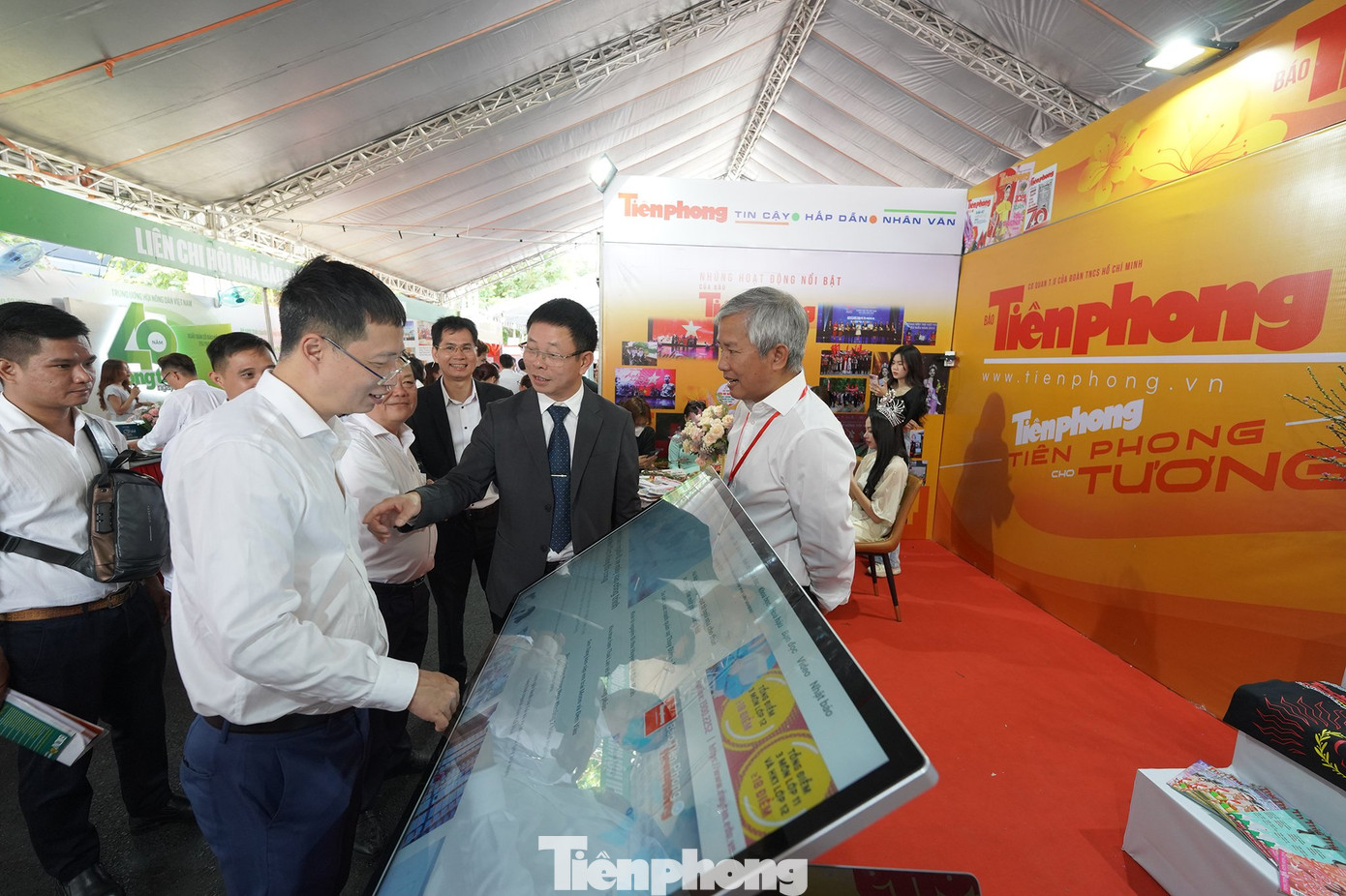 Ngày 15/3, Hội Báo toàn quốc năm 2024 khai mạc với chủ đề Báo chí Việt Nam - Tiên phong, Đổi mới vì Sự nghiệp cách mạng của Đảng và Nhân dân. Đây cũng là lần đầu Hội Báo toàn quốc được tổ chức tại TPHCM. Tại gian hàng báo Tiền Phong, nhộn nhịp khách đến tham quan.