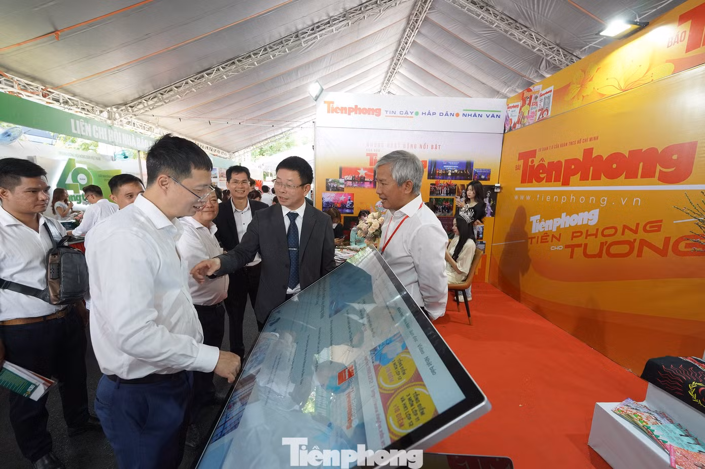 Ngày 15/3, Hội Báo toàn quốc năm 2024 khai mạc với chủ đề Báo chí Việt Nam - Tiên phong, Đổi mới vì Sự nghiệp cách mạng của Đảng và Nhân dân. Đây cũng là lần đầu Hội Báo toàn quốc được tổ chức tại TPHCM. Tại gian hàng báo Tiền Phong, nhộn nhịp khách đến tham quan.