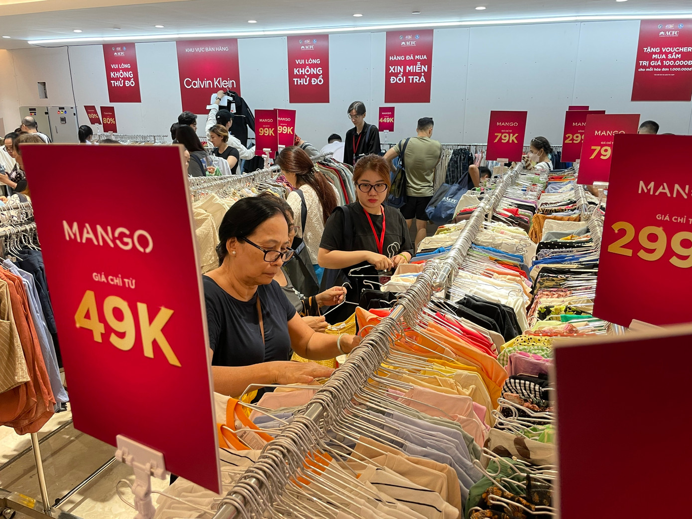 Các quầy hàng đều kín khách. Càng về chiều, lượng khách càng tấp nập.