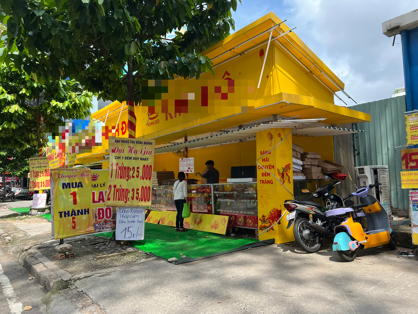 Các sạp bánh nằm san sát nhau và cùng chung cảnh chợ chiều Các sạp bánh nằm san sát nhau và cùng chung cảnh chợ chiều