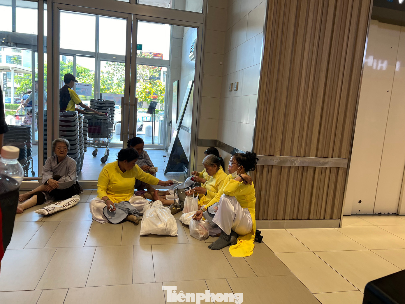 Một nhóm khách ngồi tạm một góc siêu thị nghỉ mệt
