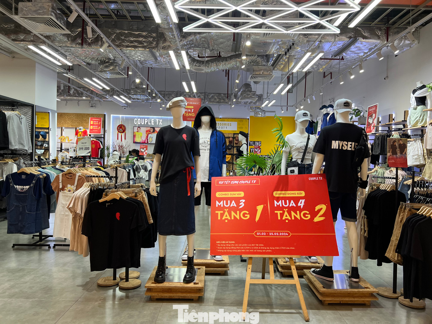 Tuy khuyến mãi ngay từ đầu năm mới nhưng các cửa hàng khá vắng khách.