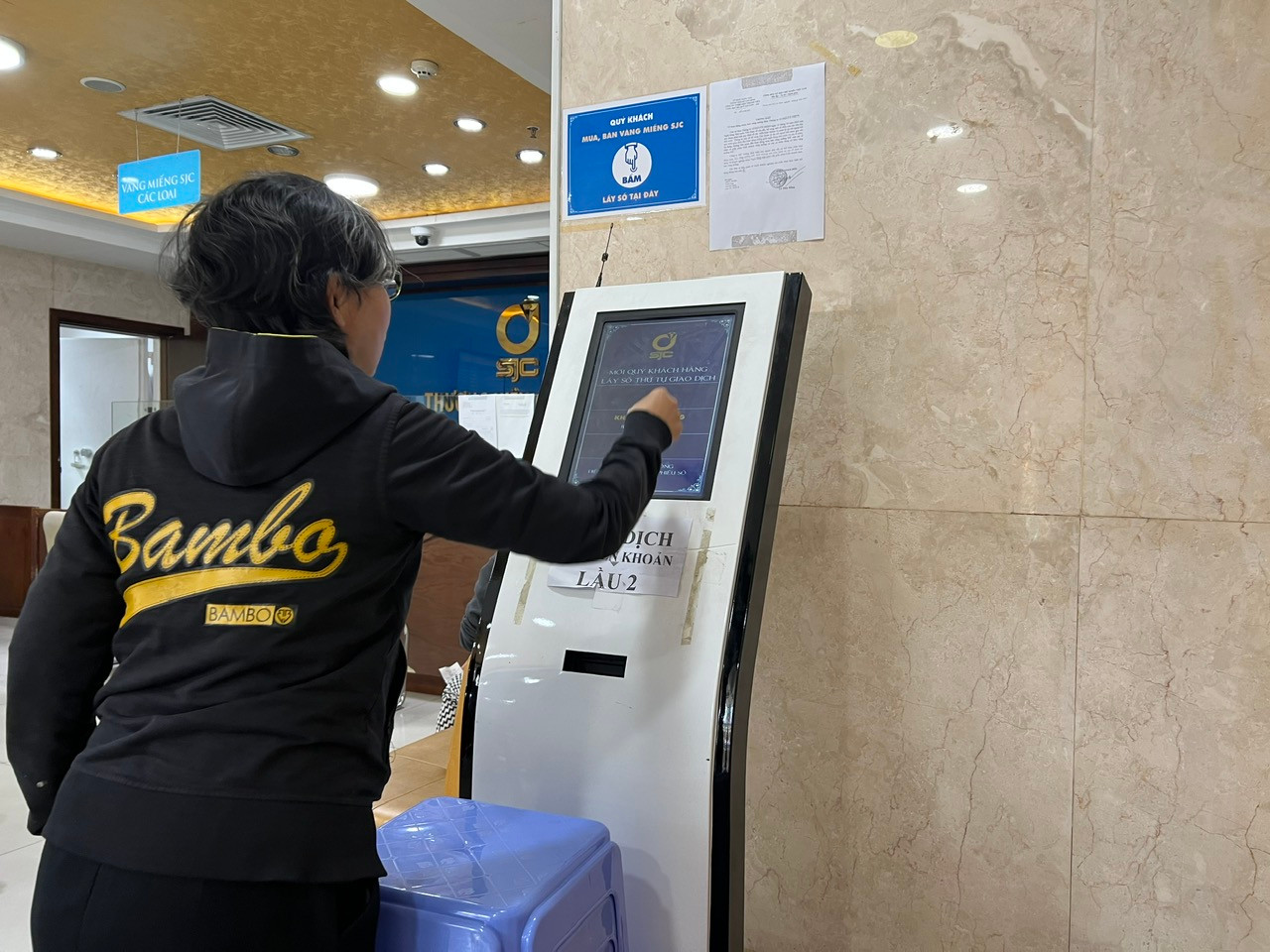 Tại Công ty SJC (quận 3), người dân bốc số để mua vàng miếng và vàng nhẫn.