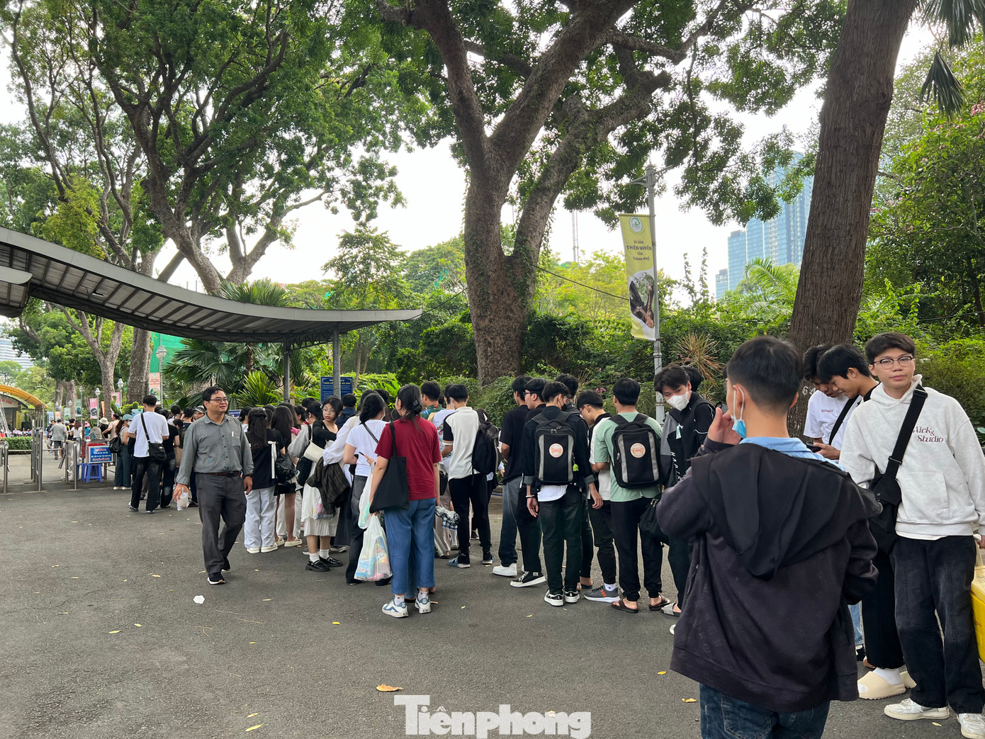 Đến xế trưa, vẫn còn nhiều du khách xếp hàng vào Thảo Cầm Viên để chúc mừng sinh nhật 2 bé hổ.