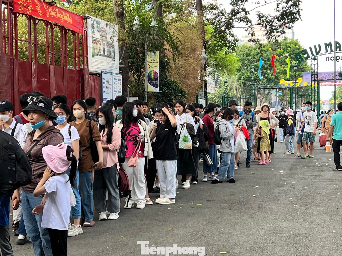 Ai cũng hào hứng chờ xem 2 bé hổ có "giấy khai sinh" ở Thảo Cầm Viên