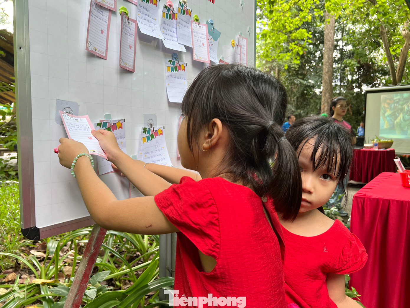 Cẩn thận đính lời chúc lên tấm bảng