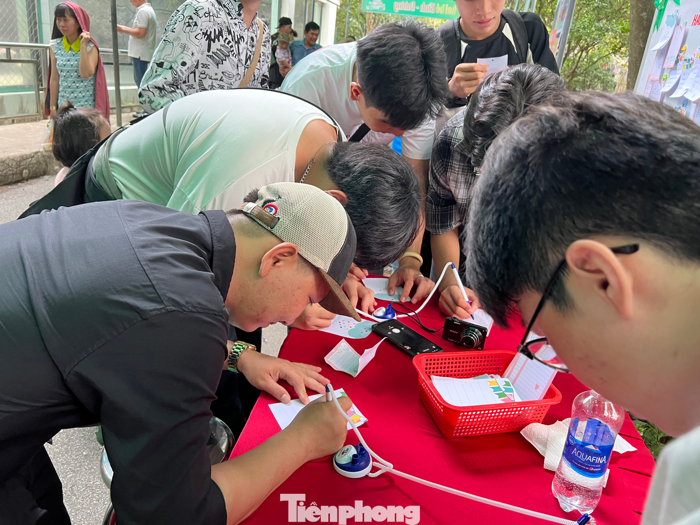 Du khách viết lời chúc mừng sinh nhật đến 2 bé hổ