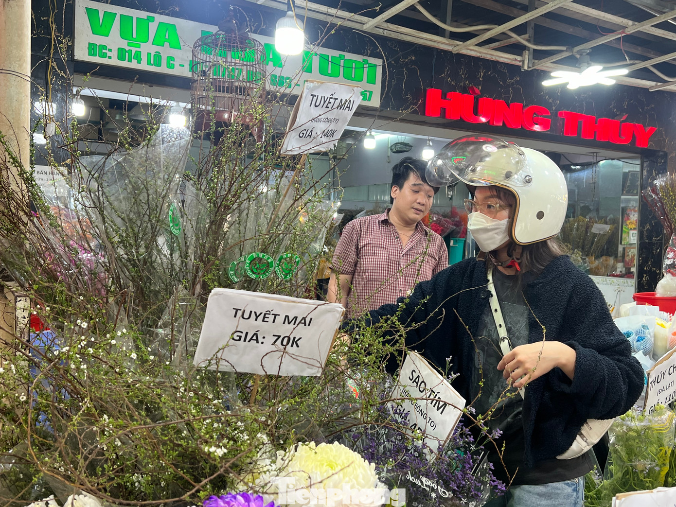 Bên cạnh đó, nhiều loại hoa khác phục vụ thị trường chơi Tết cũng đã về chợ, như tuyết mai giá chỉ 70.000 đồng/bó.