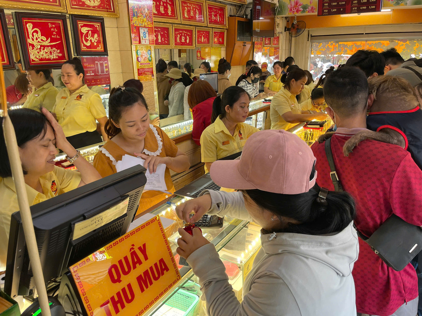 Tại tiệm vàng Mi Hồng (quận Bình Thạnh), có thời điểm tạm hết nhẫn vàng trơn. Còn vàng miếng thì hết hàng. Khách có nhu cầu mua phải thất vọng ra về.