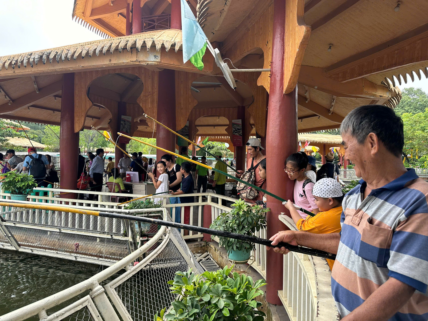 Du khách trải nghiệm câu cá sấu tại Suối Tiên