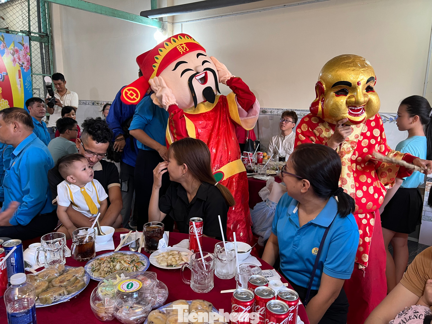 Công nhân ở lại được mời dự tiệc, xem múa lân...