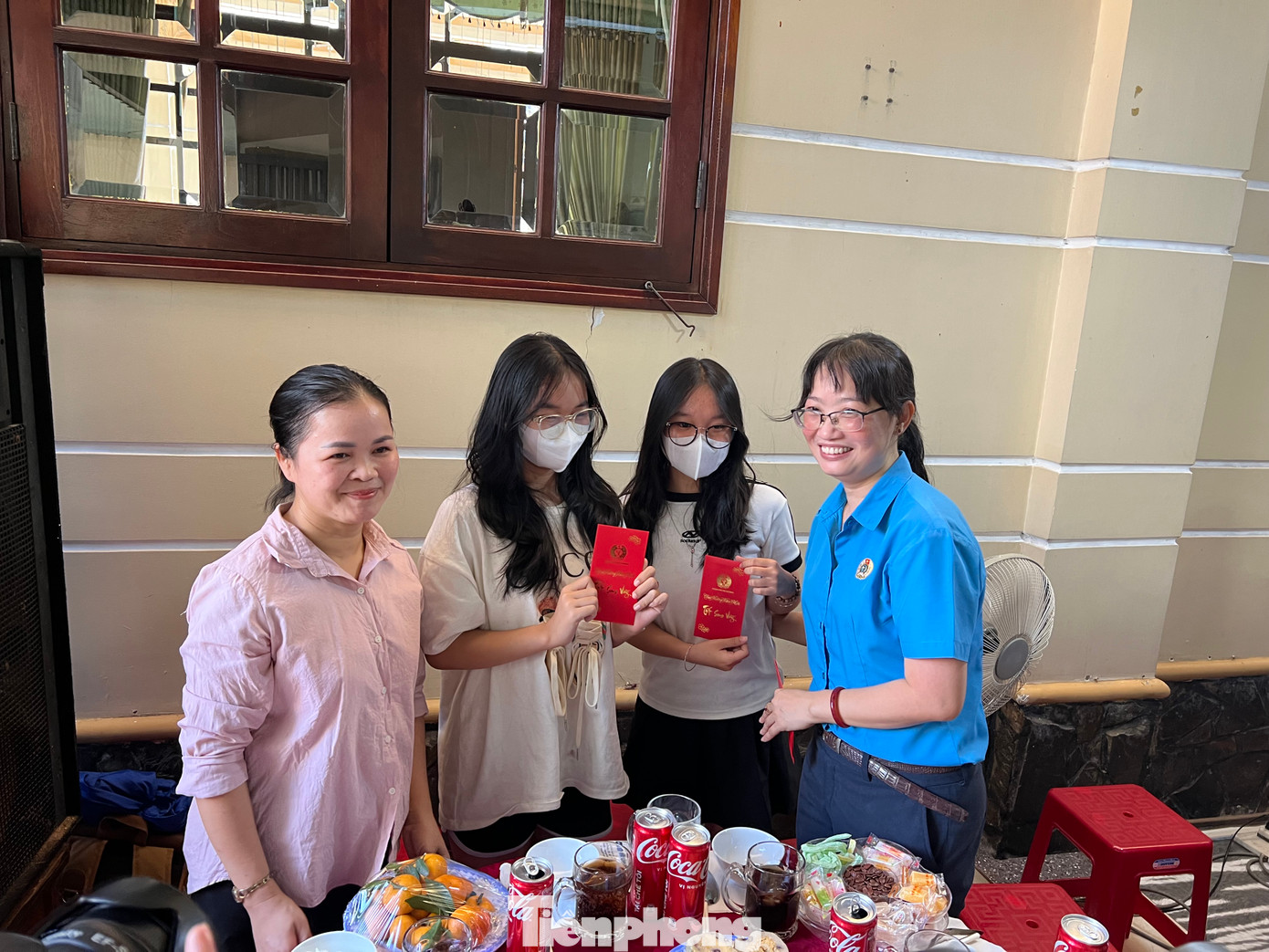Bà Trần Thị Diệu Thúy, Chủ tịch LĐLĐ TPHCM lì xì cho con công nhân, và chúc các em chăm ngoan, học giỏi.