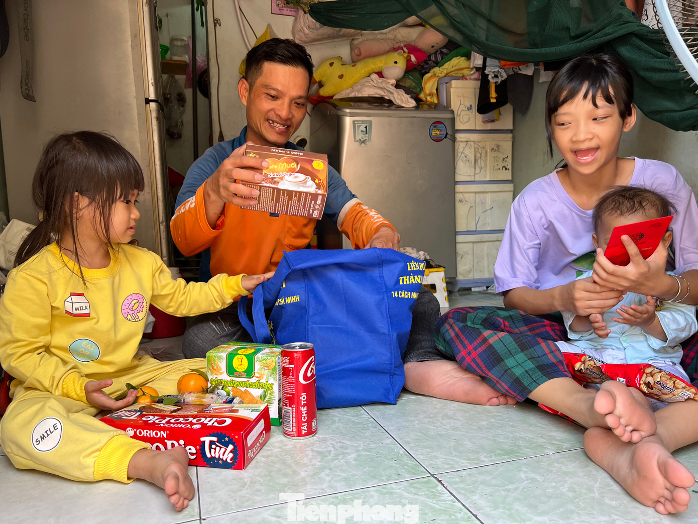 Anh Nguyễn Ngọc Dũng và các con vui mừng bên món quà nhận được dịp đầu năm