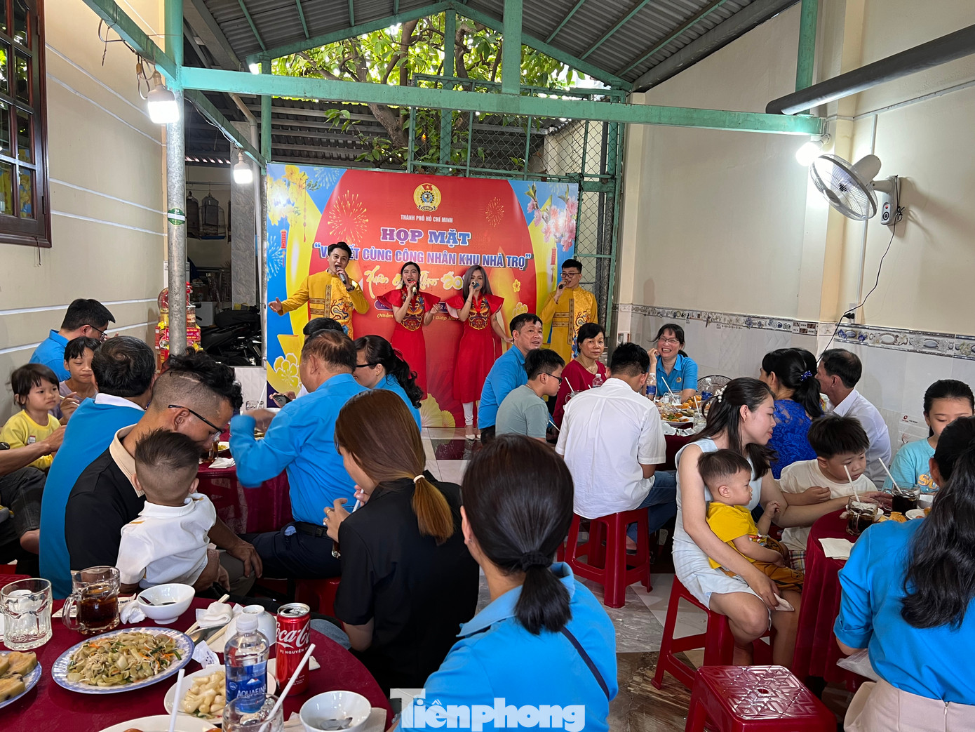 Bữa cơm đong đầy yêu thương tại khu nhà trọ công nhân