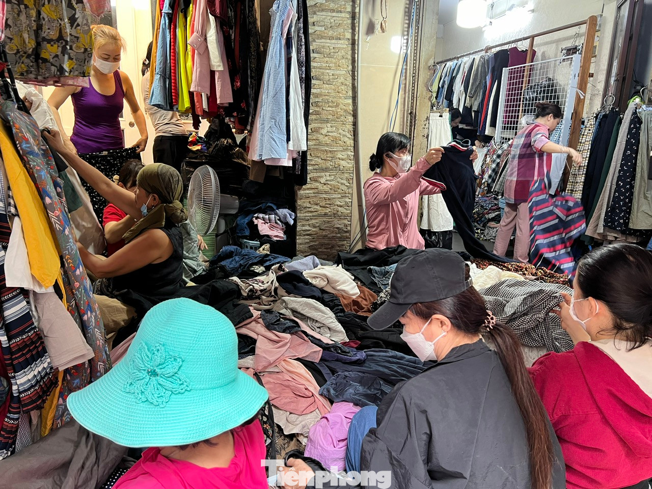 Tại chợ Bàn Cờ (quận 3, TPHCM) có một khu vực chuyên kinh doanh thời trang đã qua sử dụng. Giới chuyên săn hàng này thường gọi đây là đồ si hay hàng thùng, đa số được nhập từ các nước về Việt Nam.