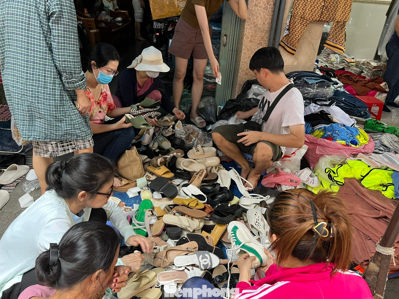 Giày dép si cũng được bán đổ đống.