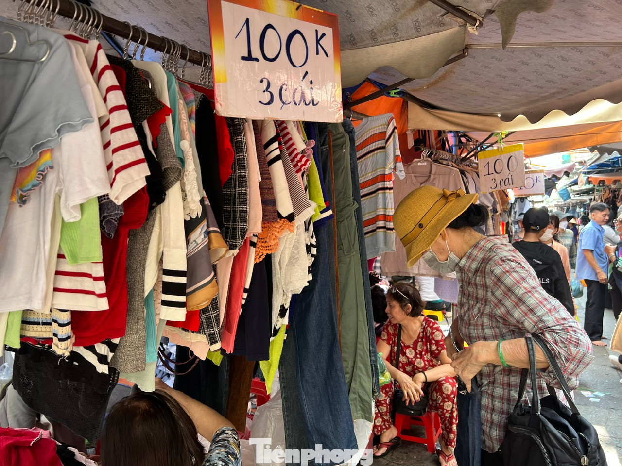 Hàng đẹp, bền, giá lại cực rẻ. Chợ đồ si không chỉ thu hút khách mua hàng là dân lao động, người có thu nhập thấp mà cả khách sang cũng tìm đến. "Có cả những nghệ sĩ nổi tiếng cũng tìm đến đây để mua hàng si. Lý do đơn giản là ở đây có nhiều món không đụng hàng" - bà Minh (có hơn chục năm kinh doanh đồ si tại chợ Bàn Cờ) vui vẻ nói.