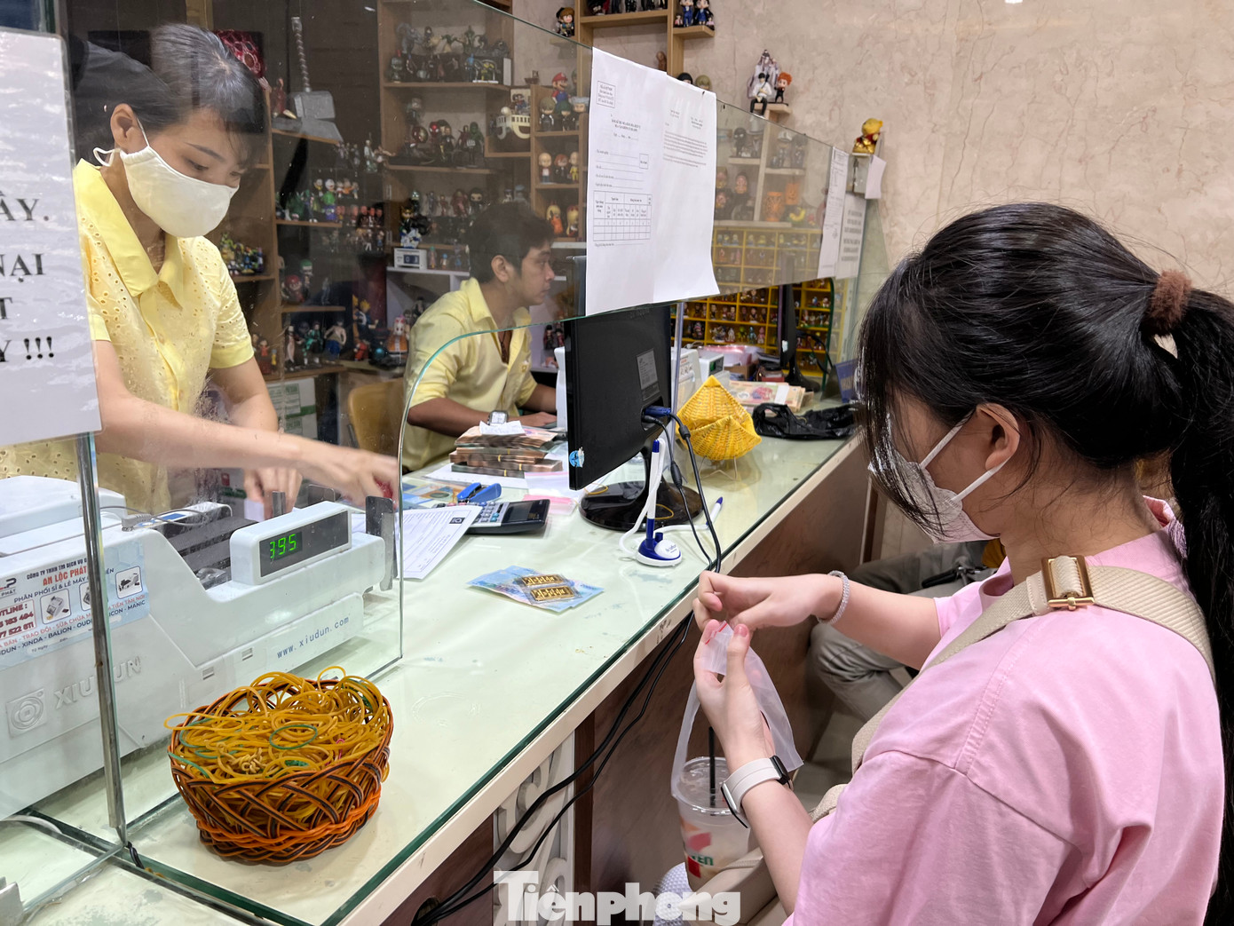 Nhiều khách vui mừng vì đã mua được vàng.