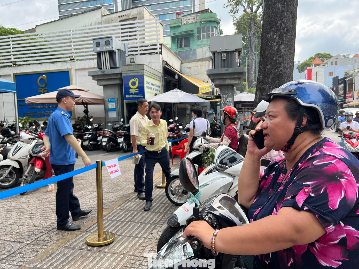 Lúc 9h, SJC đã ngưng nhận khách và hẹn trở lại lúc 1h30, tuy nhiên lượng người đến đứng bên ngoài vẫn rất đông. Nhiều người tỏ ra thất vọng vì mới 9h đã dừng nhận khách.