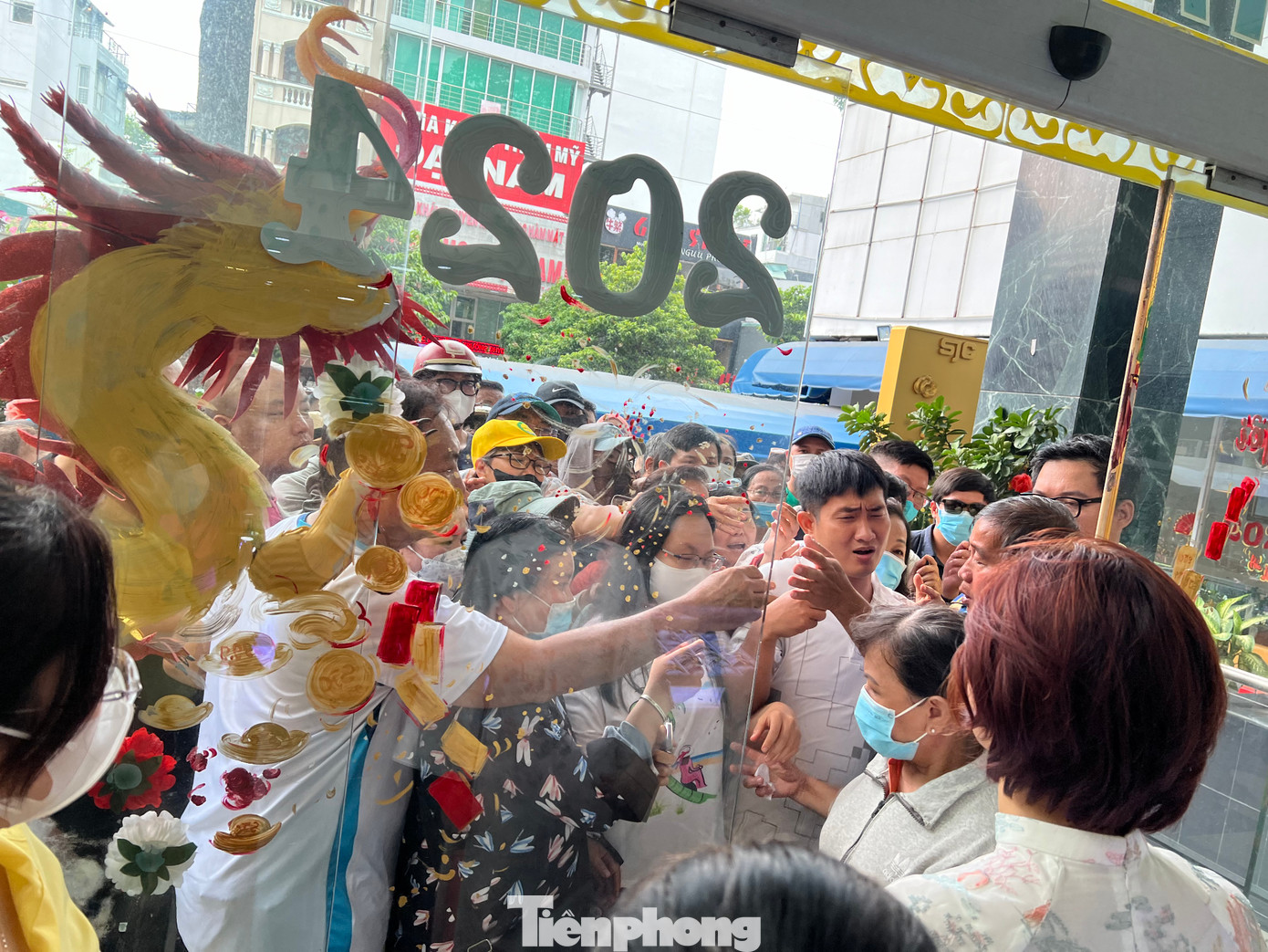 Mới hơn 8h sáng 5/6, tại Công ty Vàng bạc đá quý Sài Gòn (SJC) trên đường Nguyễn Thị Minh Khai (quận 3, TPHCM), dòng người chờ đợi bên ngoài để được vào mua vàng rất đông. Hôm nay SJC cho từng lượt người vào trong để đảm bảo an ninh và phục vụ khách hàng tốt hơn.