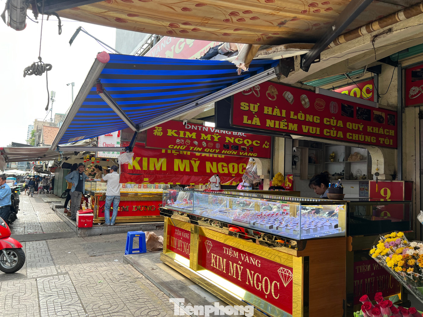 Trái với cảnh xếp hàng mua vàng ở SJC, phố vàng bạc quận 5 hầu như thưa vắng khách. Nhiều tiệm vàng cho biết chỉ bán vàng nữ trang, không bán vàng miếng.