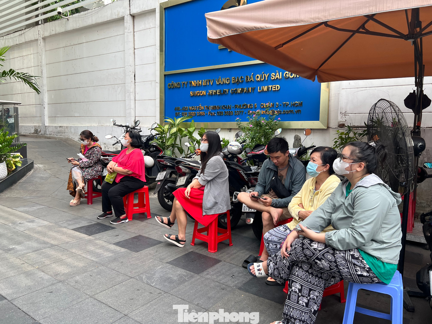 "Vàng hiện có giá rất tốt nhưng không phải có tiền là mua được vàng. Tôi đã đến 3 hôm rồi nhưng vẫn chưa mua được. Nhưng không sao, mình mua sau có khi giá còn giảm hơn" - chị Thảo (ngụ quận Phú Nhuận) kỳ vọng.