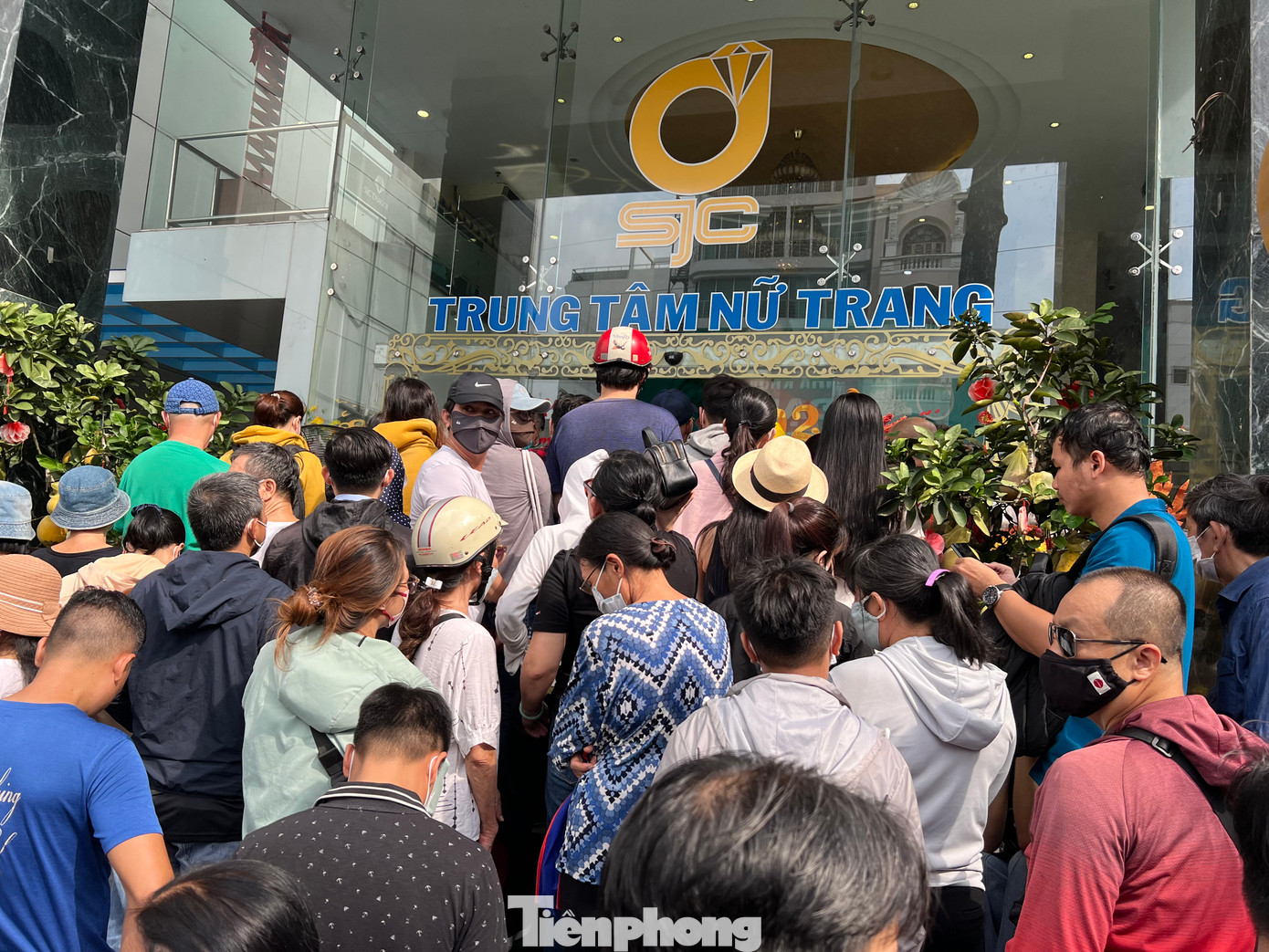 Bên ngoài Công ty SJC, dòng người đội nắng xếp hàng chờ đợi để vào bên trong mua vàng.