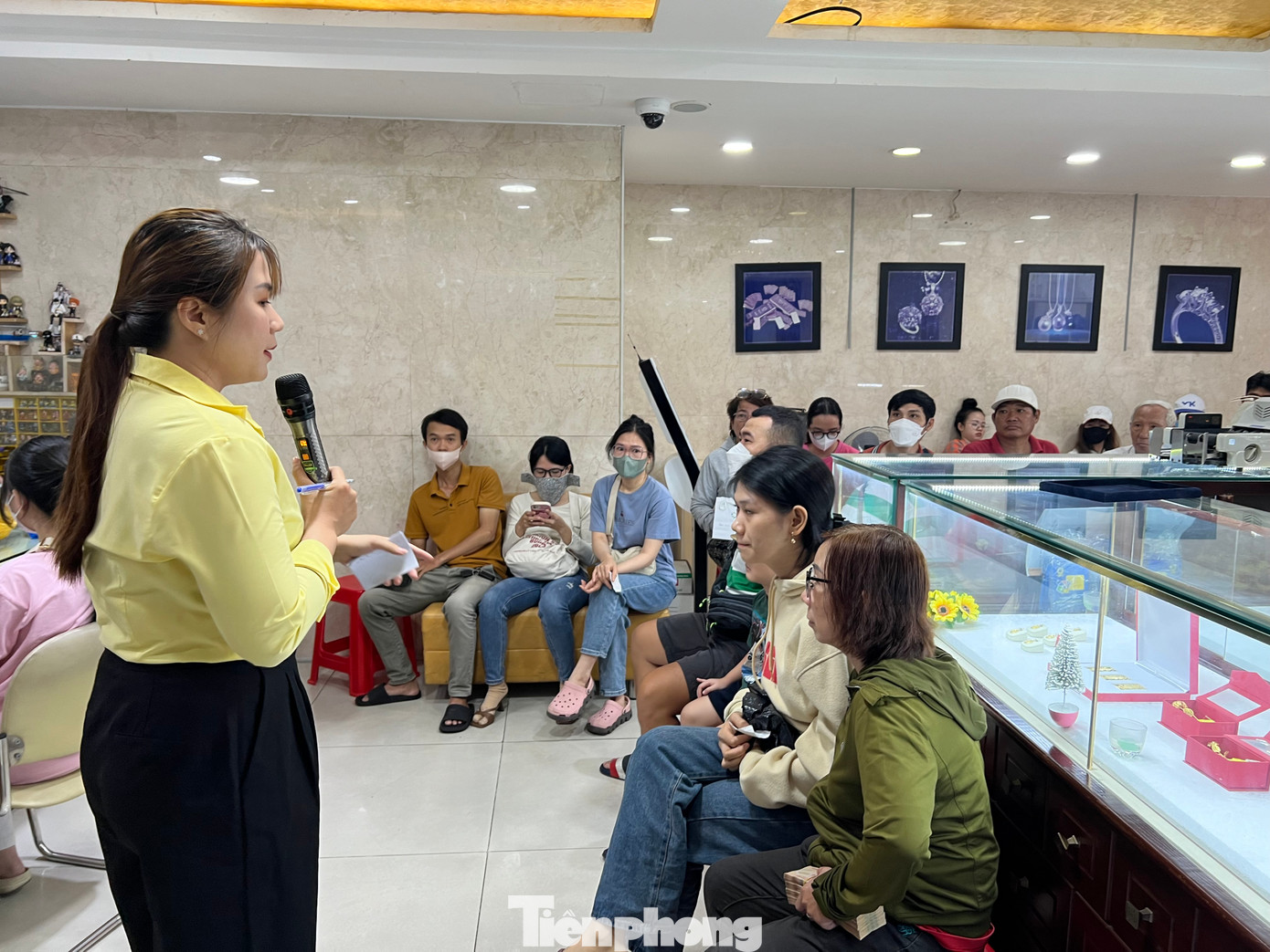 Nhân viên đọc số khách hàng đến lượt thanh toán và nhận vàng. Hôm nay, mỗi khách hàng được mua 1 lượng vàng.