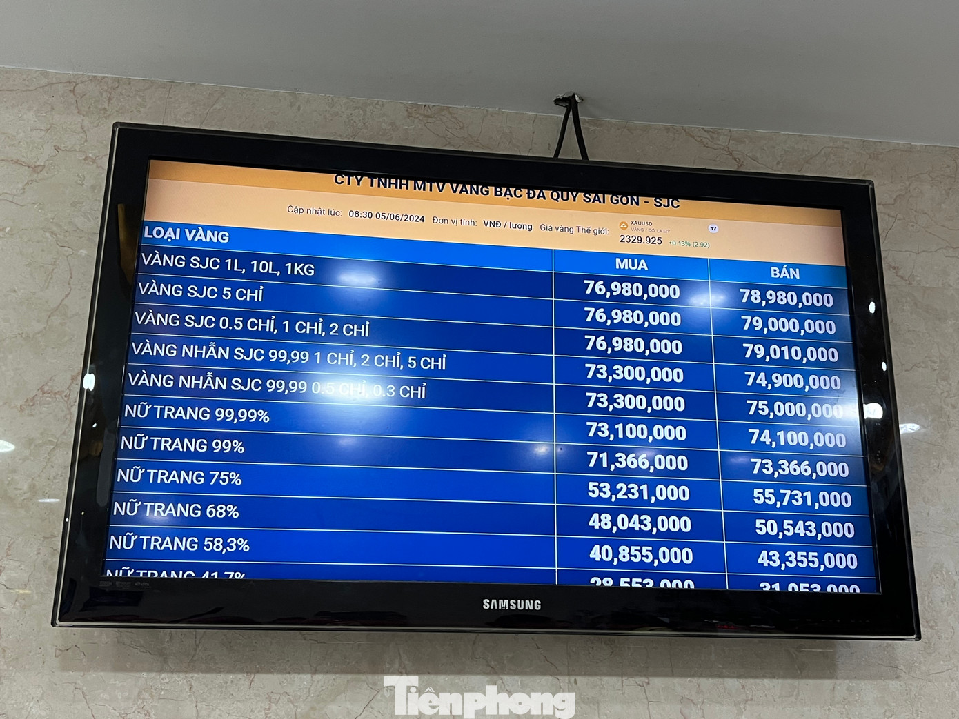 Sáng nay, SJC niêm yết vàng miếng với giá 78,98 triệu đồng/lượng bằng với chiều 4/6, tuy nhiên giá mua vào chỉ 76,98 triệu đồng/lượng, giảm 500.000 đồng so với hôm qua.