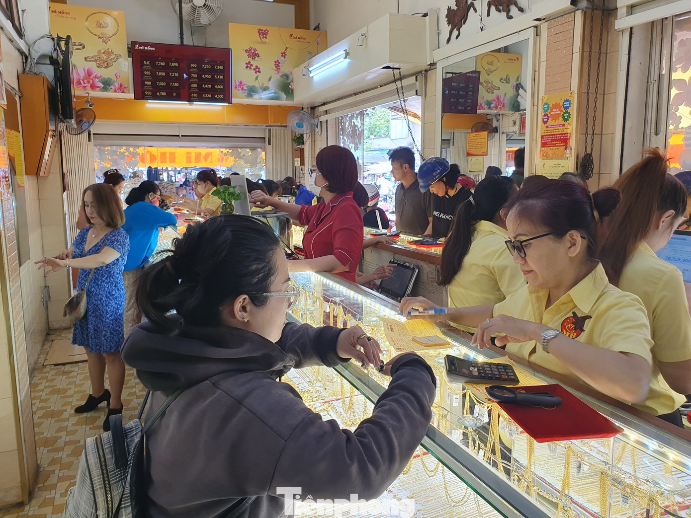 Tiệm vàng Mi Hồng trên đường Vũ Tùng (quận Bình Thạnh) không còn vàng miếng SJC trong sáng nay, chỉ còn vàng nhẫn trơn loại 1 chỉ, khách chỉ được mua tối đa 2 chỉ vàng nhẫn.