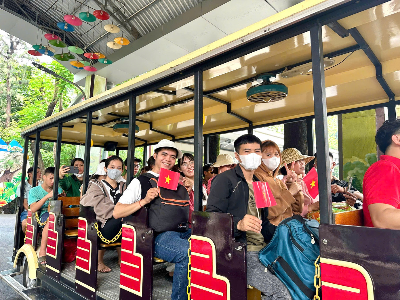 Xe điện đưa khách tham quan Suối Tiên luôn kín chỗ.