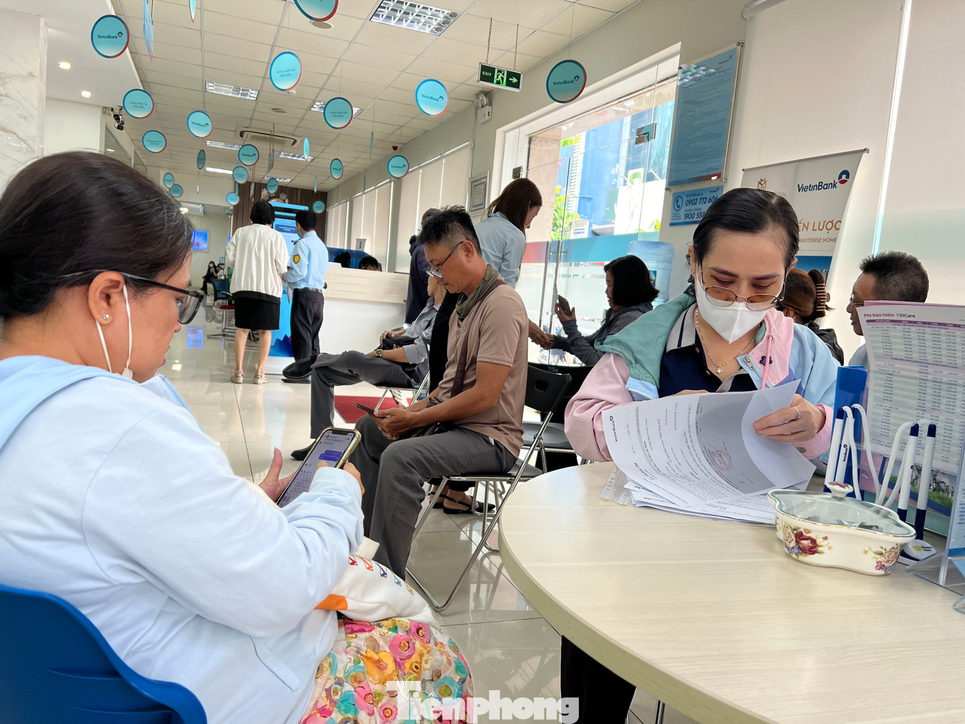 Tại ngân hàng Vietinbank (quận 10) cũng rất đông khách hàng chờ đợi để xác thực sinh trắc học. "Tôi tự làm tại nhà từ hôm qua tới giờ nhưng mãi vẫn không được nên phải ra ngân hàng nhờ hỗ trợ. Đến đây mới vỡ lẽ không phải điện thoại nào cũng đăng ký được mà yêu cầu điện thoại phải có công nghệ cảm ứng NFC, căn cước công dân gắn chip..." - bà Thu (60 tuổi) cho hay. Tại ngân hàng Vietinbank (quận 10) cũng rất đông khách hàng chờ đợi để xác thực sinh trắc học. "Tôi tự làm tại nhà từ hôm qua tới giờ nhưng mãi vẫn không được nên phải ra ngân hàng nhờ hỗ trợ. Đến đây mới vỡ lẽ không phải điện thoại nào cũng đăng ký được mà yêu cầu điện thoại phải có công nghệ cảm ứng NFC, căn cước công dân gắn chip..." - bà Thu (60 tuổi) cho hay.