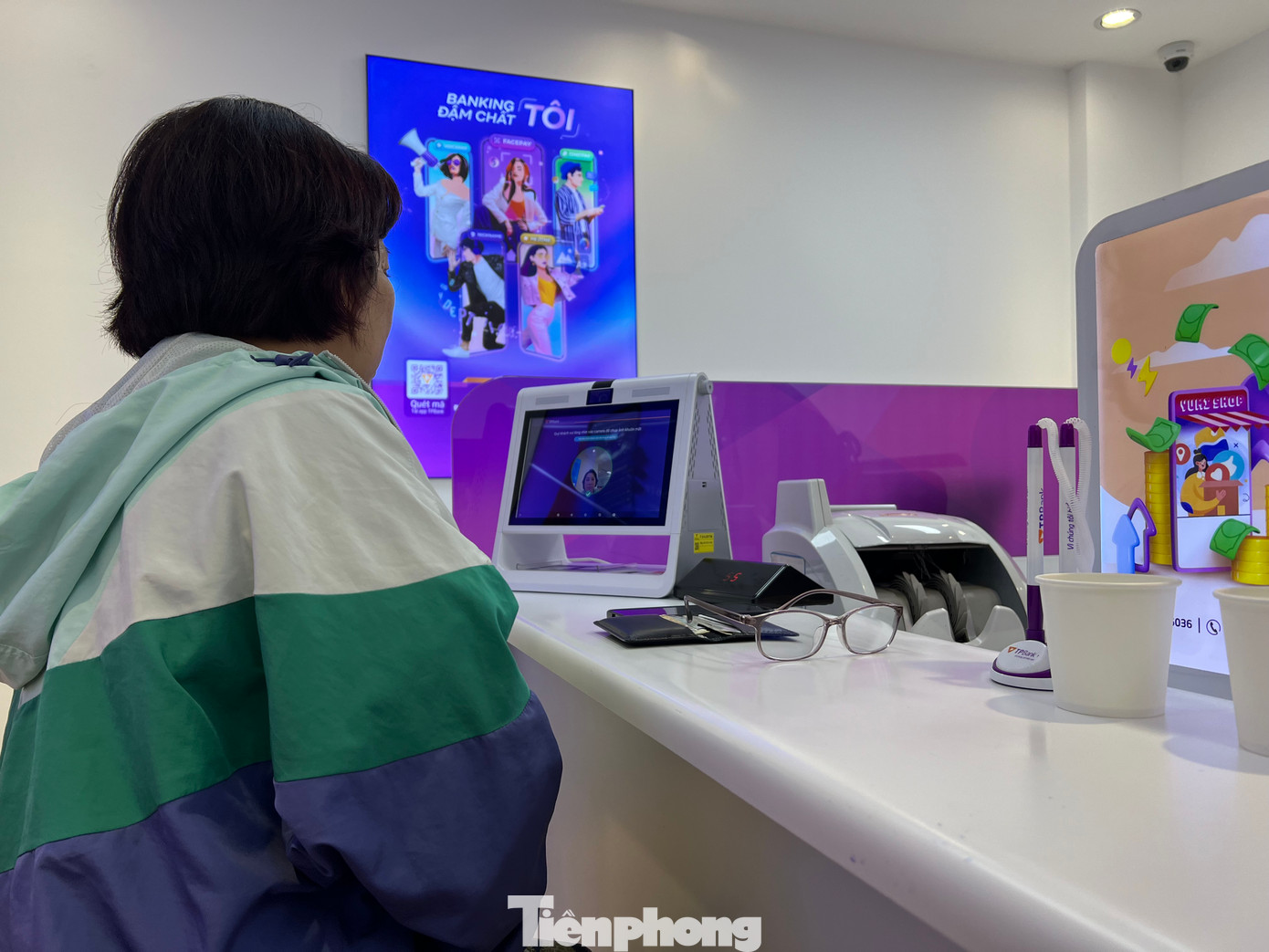 Ngân hàng có sẵn máy xác thực sinh trắc học nên khách hàng không cần tự thực hiện trên điện thoại. Ngân hàng có sẵn máy xác thực sinh trắc học nên khách hàng không cần tự thực hiện trên điện thoại.