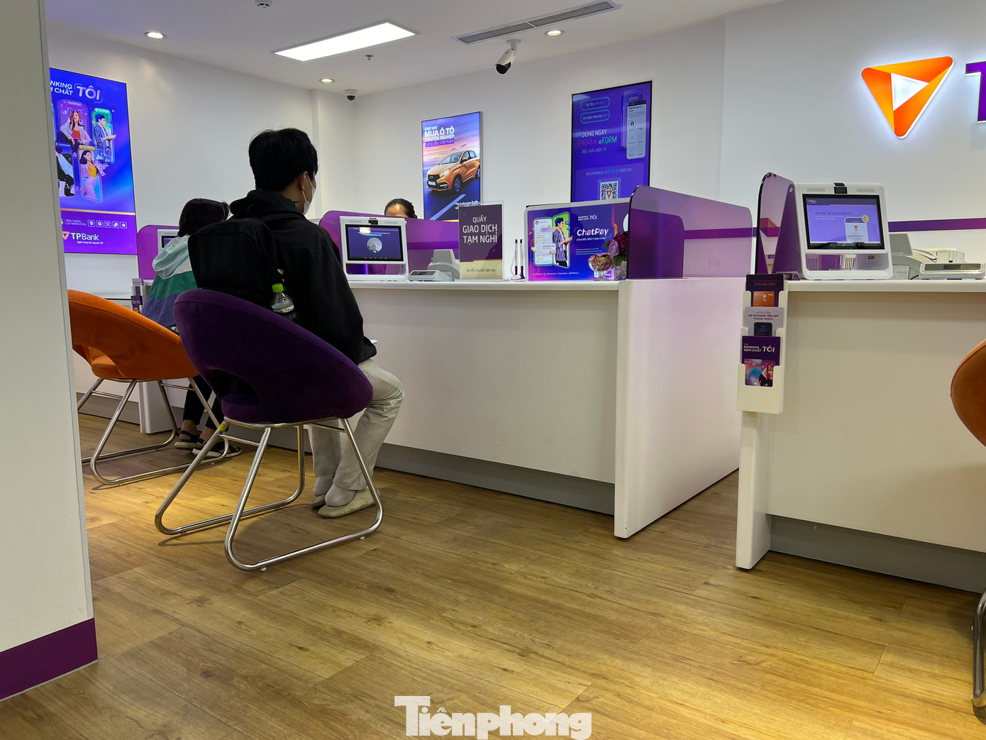 Trong khi đó, một số ngân hàng như TP Bank, Eximbank... khách hàng có phần thưa thớt hơn. "Khách đông tầm một tuần trước đó, còn hôm nay vãn khách hơn. Do app của bên ngân hàng ít nghẽn mạng nên nhiều người cũng có thể thao tác đăng ký tại nhà" - nhân viên ngân hàng TP Bank nói. Trong khi đó, một số ngân hàng như TP Bank, Eximbank... khách hàng có phần thưa thớt hơn. "Khách đông tầm một tuần trước đó, còn hôm nay vãn khách hơn. Do app của bên ngân hàng ít nghẽn mạng nên nhiều người cũng có thể thao tác đăng ký tại nhà" - nhân viên ngân hàng TP Bank nói.