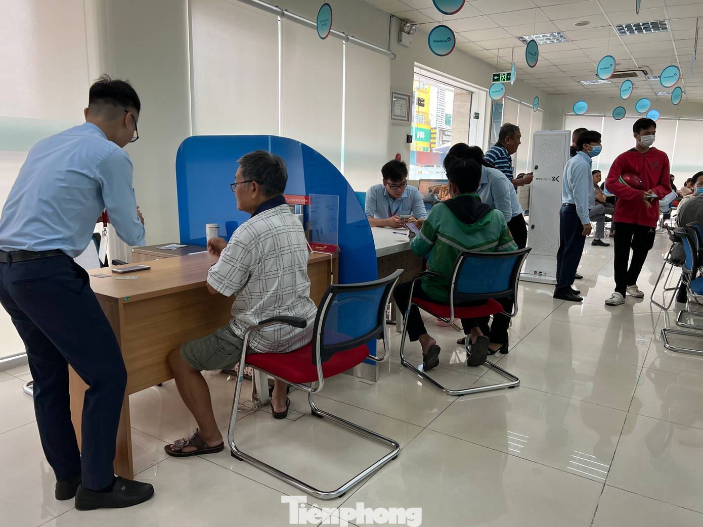 Người lớn tuổi, xe ôm công nghệ tranh thủ thời gian đến xác thực sinh trắc học. Người lớn tuổi, xe ôm công nghệ tranh thủ thời gian đến xác thực sinh trắc học.