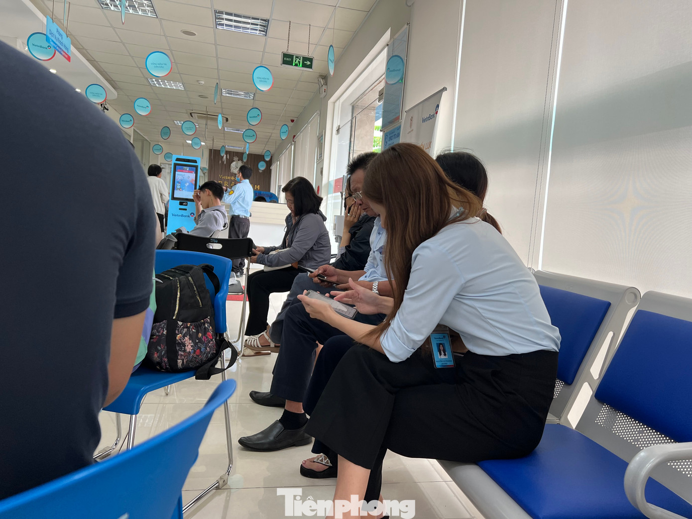 Nhân viên đến tận nơi hỗ trợ khách hàng. "Khách cũng có thể xác thực khuôn mặt tại nhà nhưng tốt nhất nên làm buổi tối, lúc đó mạng ít bị nghẽn hơn" - một nhân viên ngân hàng Vietinbank cho biết. Nhân viên đến tận nơi hỗ trợ khách hàng. "Khách cũng có thể xác thực khuôn mặt tại nhà nhưng tốt nhất nên làm buổi tối, lúc đó mạng ít bị nghẽn hơn" - một nhân viên ngân hàng Vietinbank cho biết.