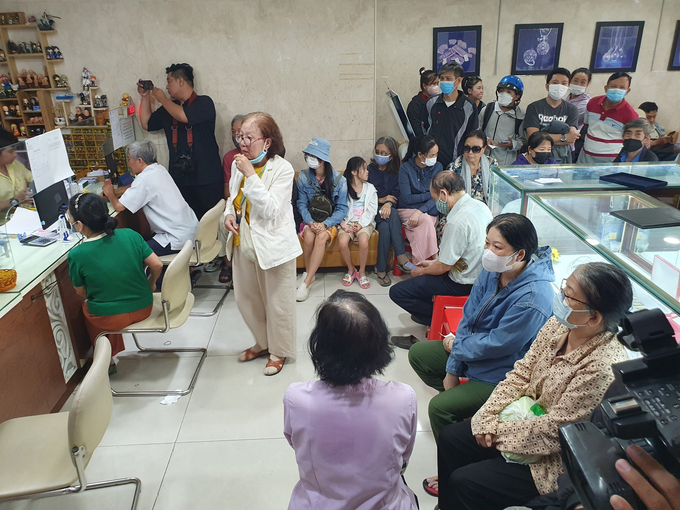 Nhiều người cầm sẵn số tiền lớn để mua vàng. Việc mua bán diễn ra khá tấp nập. Nhiều người cầm sẵn số tiền lớn để mua vàng. Việc mua bán diễn ra khá tấp nập.